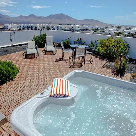 3 Bedroom With Pool And Jacuzzi Playa Blanca (Lanzarote)
