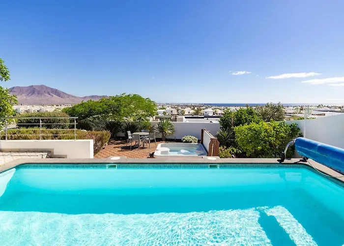 3 Bedroom With Pool And Jacuzzi فيلة *