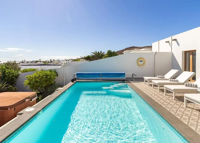 فيلة 3 Bedroom With Pool And Jacuzzi *