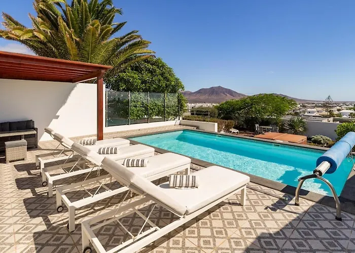 فيلة 3 Bedroom With Pool And Jacuzzi *